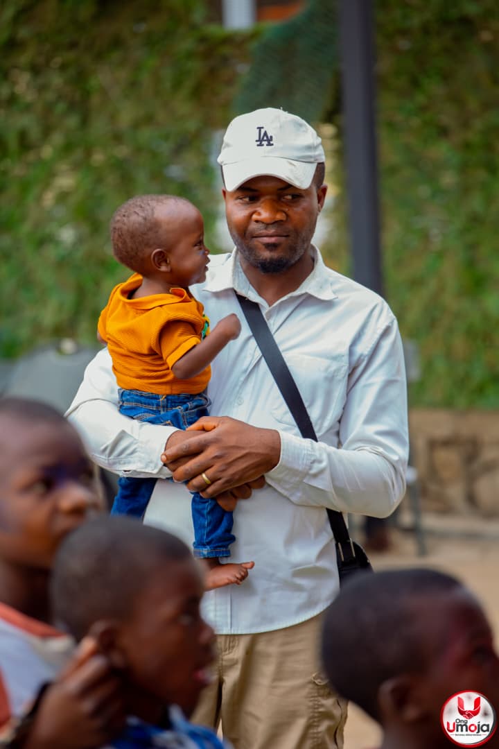 Distribution de kits solidaires à la communauté par UMOJA